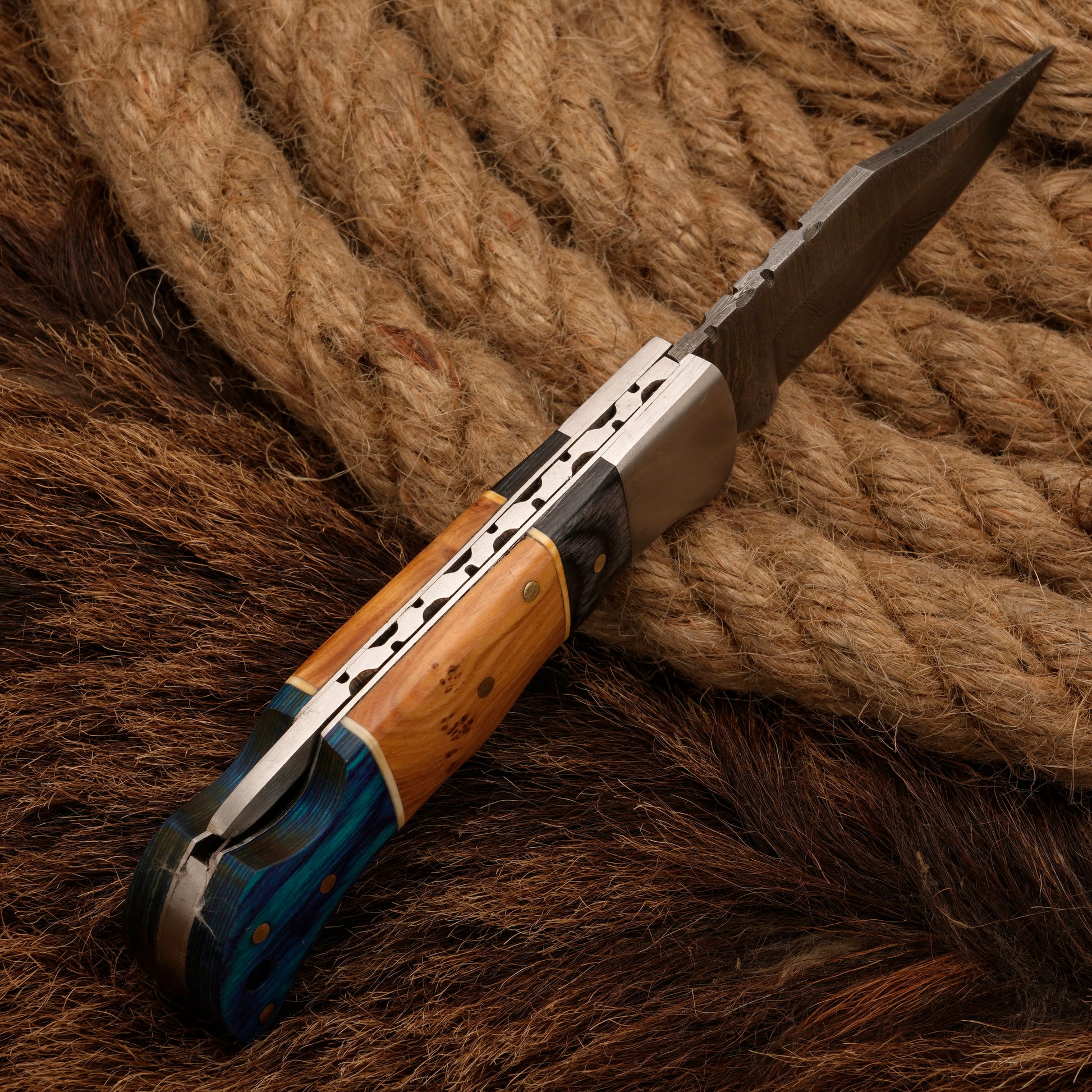 7" hand forged Damascus Steel Hunting Pocket Knife - Camping Folding Blade w/ Pakka & Olive Wood Handle